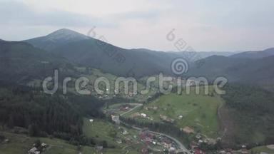 喀尔巴阡山脉乌克兰村庄的鸟瞰图